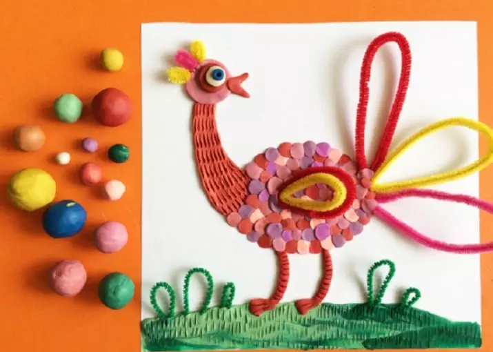 Peacock từ plasticine: Làm thế nào để bị bệnh với những vết sưng và làm với lá? Peacock trên các tông làm nó một giai đoạn. Peacock Peacock Masking cho trẻ em từng bước 27194_16