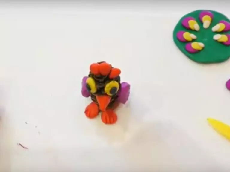 Peacock từ plasticine: Làm thế nào để bị bệnh với những vết sưng và làm với lá? Peacock trên các tông làm nó một giai đoạn. Peacock Peacock Masking cho trẻ em từng bước 27194_25