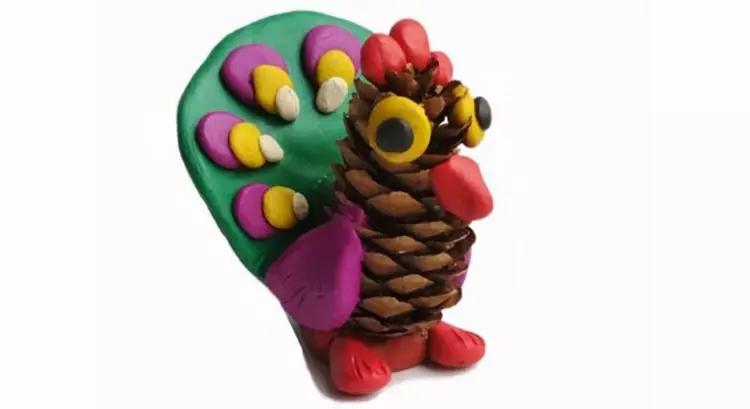 Peacock từ plasticine: Làm thế nào để bị bệnh với những vết sưng và làm với lá? Peacock trên các tông làm nó một giai đoạn. Peacock Peacock Masking cho trẻ em từng bước 27194_26