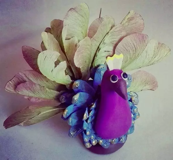 Peacock từ plasticine: Làm thế nào để bị bệnh với những vết sưng và làm với lá? Peacock trên các tông làm nó một giai đoạn. Peacock Peacock Masking cho trẻ em từng bước 27194_29