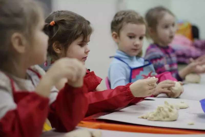 Pallua nga plastike: si për të bërë të sëmurë me gunga dhe të bëjë me gjethe? Pallua në karton bëjnë fazat vetë. Maskë pallua hap pas hapi për fëmijët 27194_33