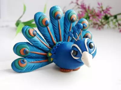 Peacock từ plasticine: Làm thế nào để bị bệnh với những vết sưng và làm với lá? Peacock trên các tông làm nó một giai đoạn. Peacock Peacock Masking cho trẻ em từng bước 27194_7