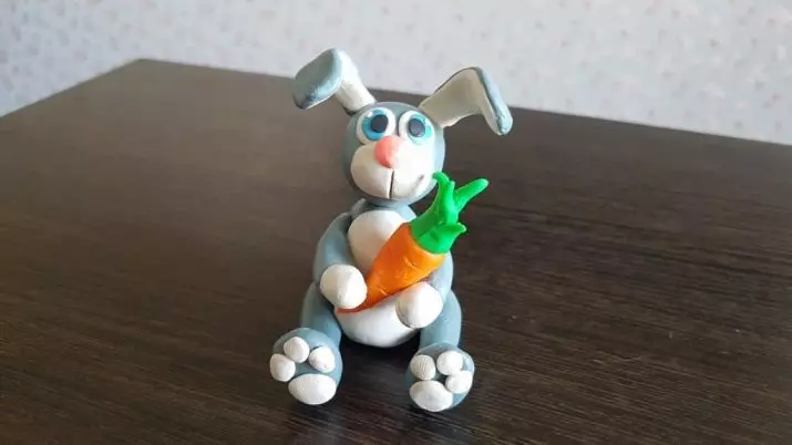 Hare en konyn van plastiek (40 foto's): Hoe om 'n grys bunny stap vir stap te maak? Hoe om 'n wit bunny vir kinders in fases te maak? Izitna met wortel 27195_2