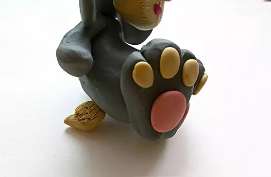 Hare ak lapen soti nan Plasticine (40 foto): Ki jan yo fè yon etap Bunny gri pa etap? Ki jan yo fè yon Bunny blan pou timoun nan etap? Izitna ak kawòt 27195_21