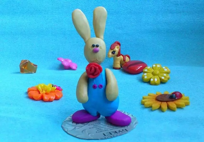 خرگوش و خرگوش از Plasticine (40 عکس): چگونه یک گام به گام خاکستری گام به گام؟ چگونه یک اسم حیوان دست اموز سفید را برای کودکان در مراحل بسازید؟ Izitna با هویج 27195_24