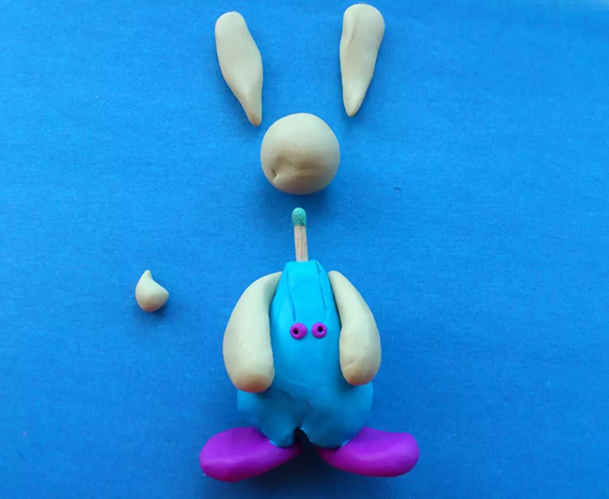Hare and Rabbit fra Plasticine (40 bilder): Hvordan lage et grått bunny trinn for trinn? Hvordan lage en hvit kanin for barn i etapper? Izitna med gulrot 27195_28