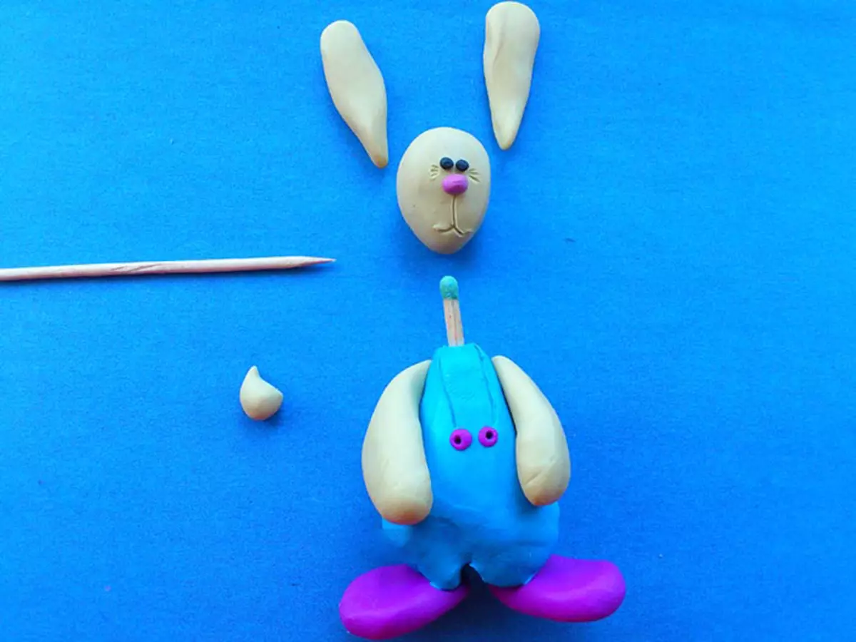Заек и заек от пластилин (40 снимки): Как да направим сива зайче стъпка по стъпка? Как да си направим бял зайче за деца на етапи? Изитна с морков 27195_29