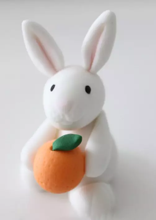 I-Hare noRabbit kusuka ePlastiki (izithombe ezingama-40): Ungayenza kanjani i-Bunny Bunny igxathu negxathu? Ungayenza kanjani i-bunny emhlophe yezingane ezigabeni? IZtna nge-Carrot 27195_4