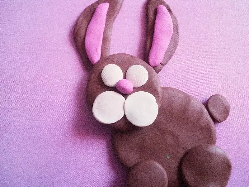 Hare și iepure din plasticină (40 de fotografii): Cum să faci un iepuraș gri pas cu pas? Cum să faci un iepuraș alb pentru copii în etape? IZITNA cu morcov 27195_40