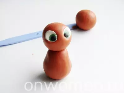 Orav plastiliinist (26 fotot): Kuidas teha orav koonuseid ja pimedat samm-sammult lastega amorneadiga? Järkjärguline modelleerimine oma kätega algajatele 27196_12