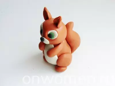 Scoiattolo da Plasticline (26 foto): Come fare uno scoiattolo con coni e cieco passo passo con ghiande dei bambini? Modellazione graduale con le tue mani per principianti 27196_17