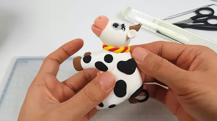 Αγελάδα από πλαστελίνη: Πώς να κάνετε μια απλή αγελάδα με τα παιδιά βήμα προς βήμα; Πώς να κάνετε μια χαρούμενη αγελάδα να κολλήσει με τα χέρια σας;