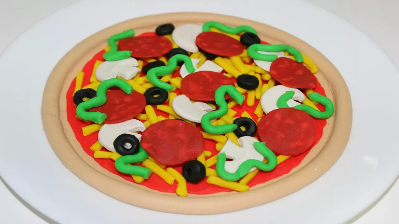 plastilina batetik Pizza: nola beren panpinak eskuez haurrak egiteko? Nola pizza egiteko kartoizko on? Etiketa egiteko aholkuak
