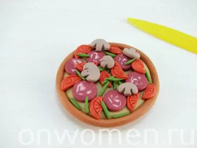 Pizza nga plasticine: Si për të bërë atë fëmijë me duart e tyre për kukulla? Si të bëni pizza në karton? Këshilla për hedhjen 27198_18