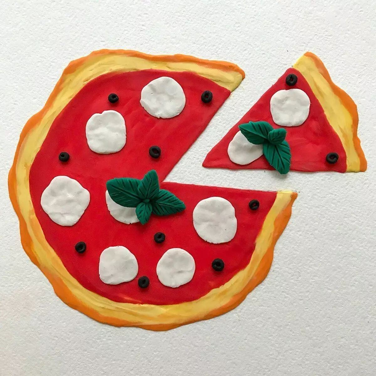 Pizza fra Plasticine: Sådan gør du det børn med deres egne hænder til dukker? Sådan laver du pizza på pap? Tips om laying 27198_2