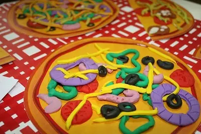 Pizza nga plasticine: Si për të bërë atë fëmijë me duart e tyre për kukulla? Si të bëni pizza në karton? Këshilla për hedhjen 27198_3