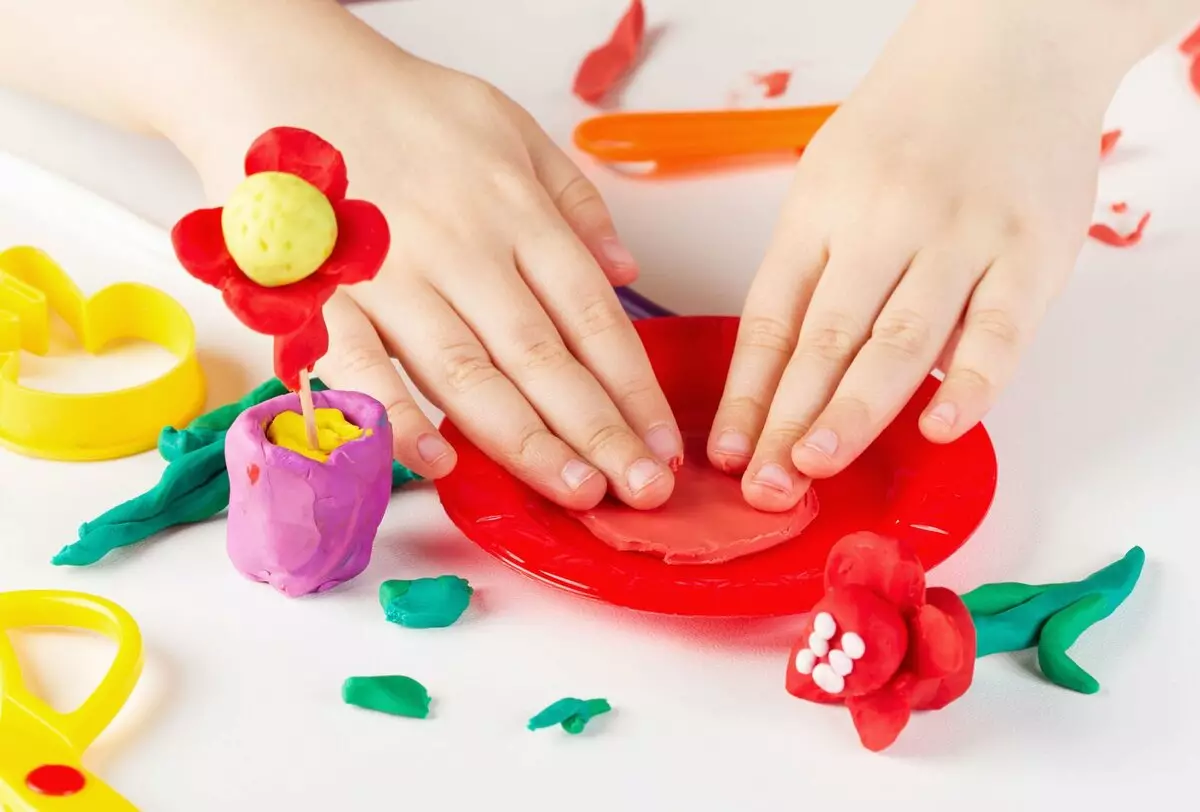 Pizza từ plasticine: Làm thế nào để làm cho nó trẻ em bằng tay của họ cho búp bê? Làm thế nào để làm pizza trên các tông? Mẹo về việc đặt. 27198_5