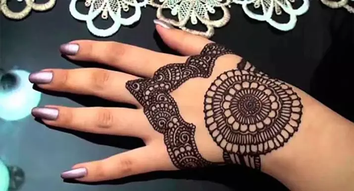 Henna pour Mehendi: Henna noir pour dessiner tatouage sur le corps et blanc. Comment se rendre à la maison selon la recette et qu'est-ce que c'est? Henna en tube et en poudre 271_13