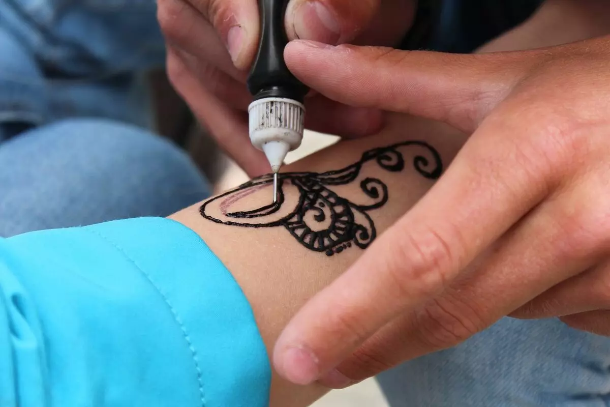 Henna pour Mehendi: Henna noir pour dessiner tatouage sur le corps et blanc. Comment se rendre à la maison selon la recette et qu'est-ce que c'est? Henna en tube et en poudre 271_21