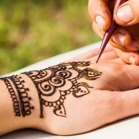 Henna til Mehendi: Black Henna til tegning af tatovering på kroppen og hvid. Sådan gør du det hjemme i henhold til opskriften, og hvad er det? Henna i rør og pulver 271_31