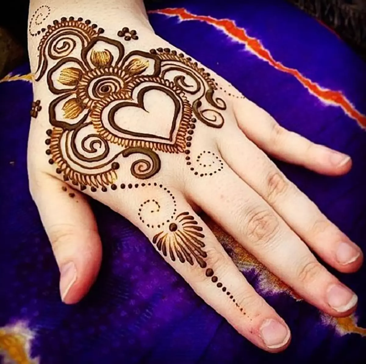 Henna pour Mehendi: Henna noir pour dessiner tatouage sur le corps et blanc. Comment se rendre à la maison selon la recette et qu'est-ce que c'est? Henna en tube et en poudre 271_35