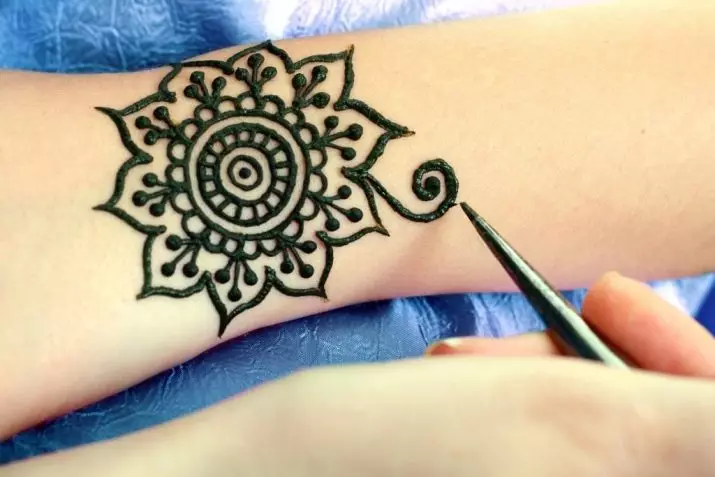 Henna til Mehendi: Black Henna til tegning af tatovering på kroppen og hvid. Sådan gør du det hjemme i henhold til opskriften, og hvad er det? Henna i rør og pulver 271_5
