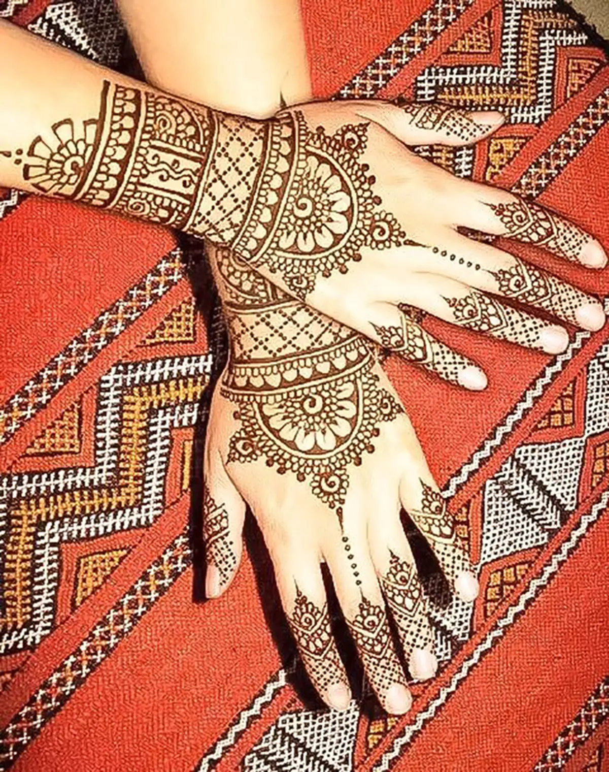 Henna pour Mehendi: Henna noir pour dessiner tatouage sur le corps et blanc. Comment se rendre à la maison selon la recette et qu'est-ce que c'est? Henna en tube et en poudre 271_7