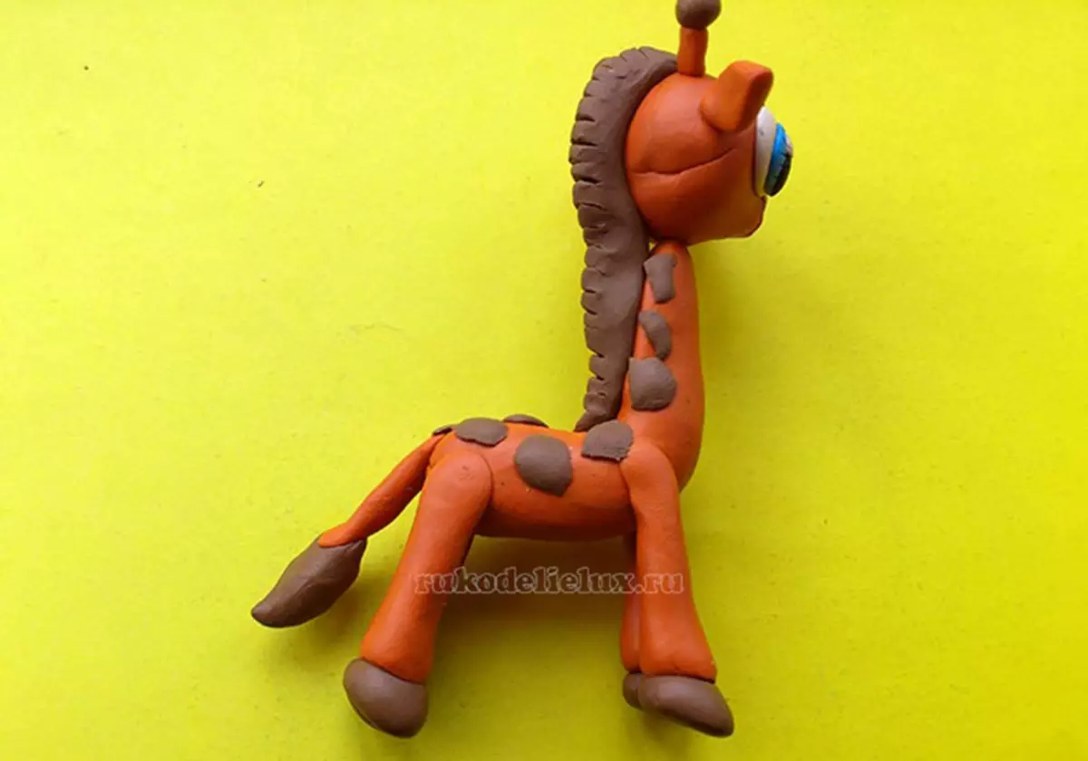 Giraffe from Plasticine (37 photos): How to make it kids with stoves step by step? How to make it on cardboard and what does it look like? Phased modeling of ordinary giraffe with their own hands 27200_10