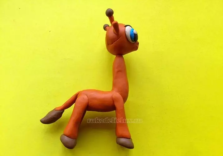Giraffe from Plasticine (37 photos): How to make it kids with stoves step by step? How to make it on cardboard and what does it look like? Phased modeling of ordinary giraffe with their own hands 27200_13