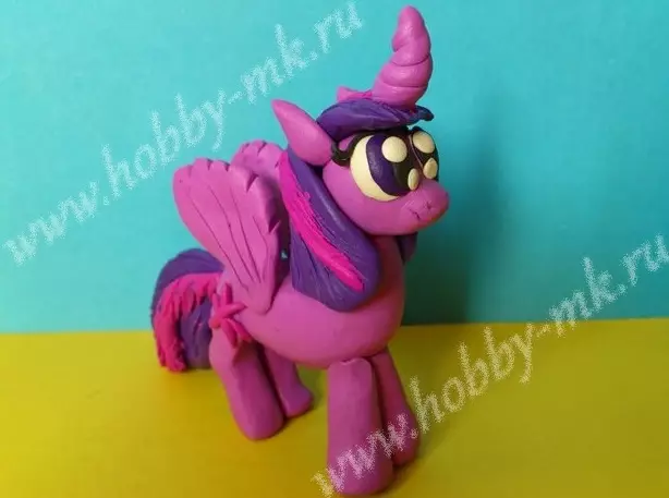 Pony fra Plasticine: Sådan laver du en figur Min lille pony trin for trin børn? Hvordan laver man gnistre? Månemodelleringstrin, Smuk lille pony 27201_8