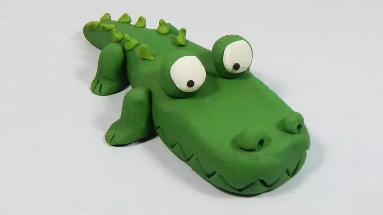 Cá sấu từ plasticine (32 ảnh): Làm thế nào để tạo ra một mô hình cá sấu của trẻ em? Làm thế nào để làm cho nó từ các giai đoạn hình nón? Maspeaze một con cá sấu đơn giản