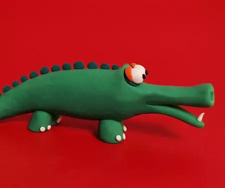 Krokodili nga plastike (32 foto): Si për të bërë një geno krokodil hap nga fëmijët? Si ta bëni atë nga fazat e konëve? Maspake një krokodil të thjeshtë 27202_2