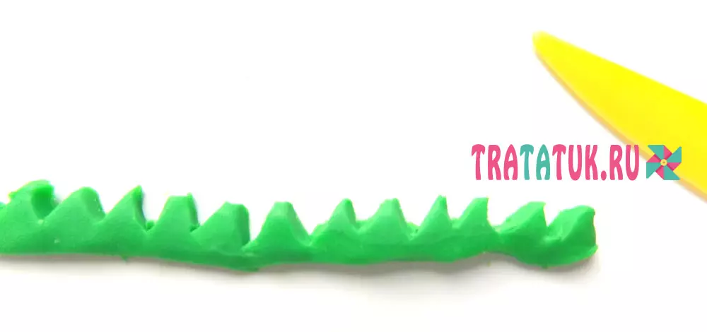 Krokodili nga plastike (32 foto): Si për të bërë një geno krokodil hap nga fëmijët? Si ta bëni atë nga fazat e konëve? Maspake një krokodil të thjeshtë 27202_31