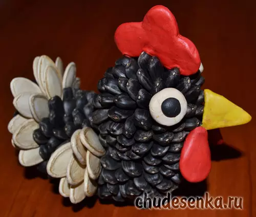 प्लॅस्टिकइन चिकन: त्यांच्या स्वत: च्या हातांनी चिकन चिकन आणि प्लॅस्टिकाइन कसे बनवावे? बियाणे कसे बनवायचे? साध्या चिकन टप्प्यांचे मॉडेलिंग 27203_19