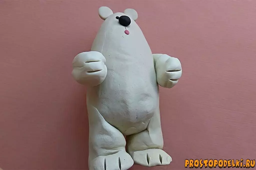 Bear от пластилин (38 снимки): Как да си направим бели мечки за деца стъпка по стъпка? Как да си направим кафява мечка на етапи? Разни Mishet със сърце за деца 27206_29