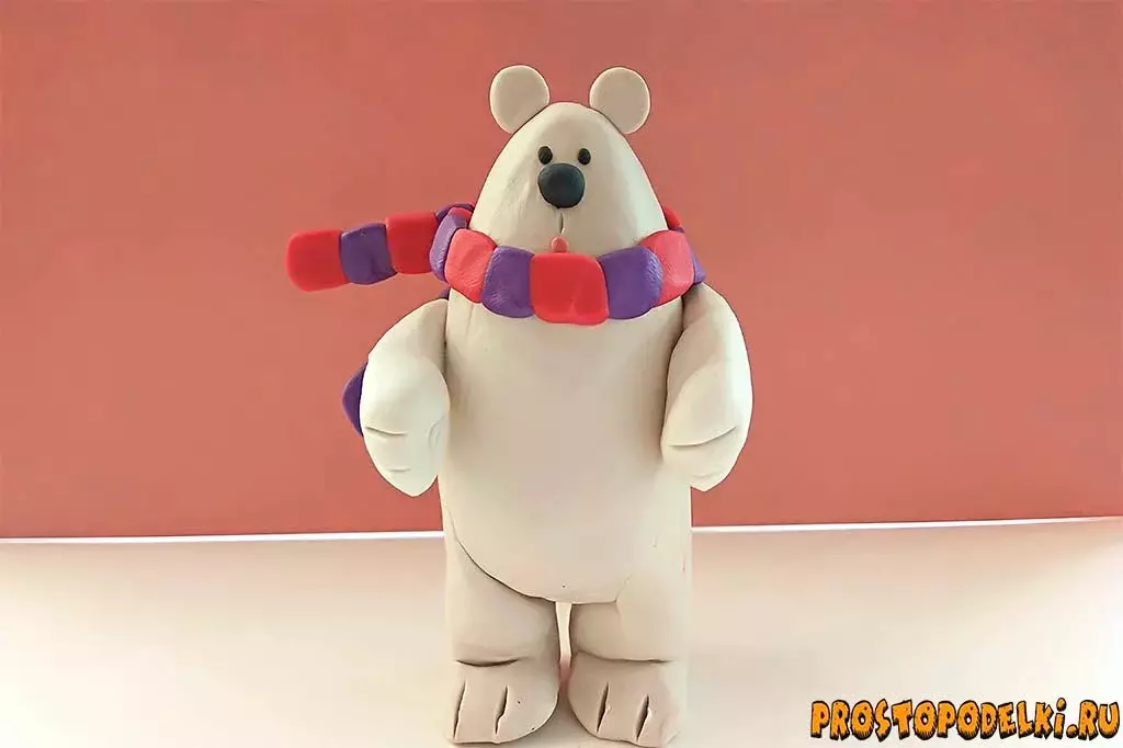Αρκούδα από πλαστελίνη (38 φωτογραφίες): Πώς να φτιάξετε μια λευκή αρκούδα για τα παιδιά βήμα προς βήμα; Πώς να φτιάξετε μια καφέ αρκούδα στα στάδια; Διάφορα Misset με καρδιά για παιδιά 27206_30