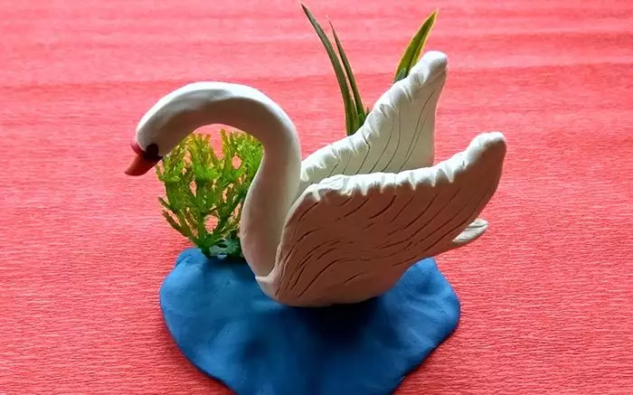 Swan nga plastike (19 foto): Si të verbër me një shishk? Si të bëni një mjellmë në liqen hap me dorë? Modelimi i fazës së mjellmës së zakonshme për fëmijët