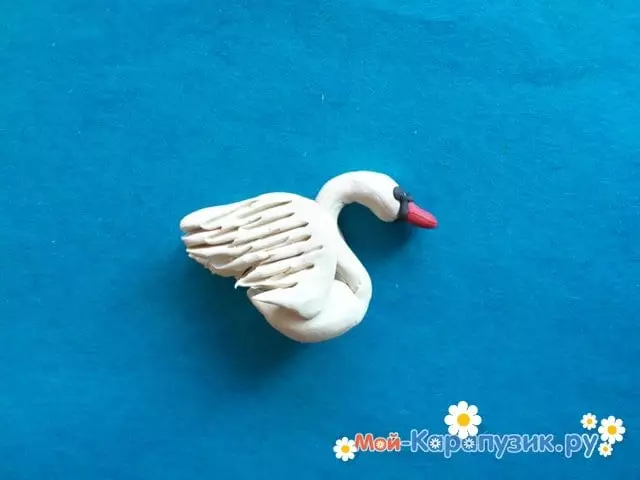Swan din plasticină (19 fotografii): Cum să orbi cu un Shishk? Cum să faci o lebădă pe malul lacului cu mâna? Modelarea treptată a lebedei obișnuite pentru copii 27207_11