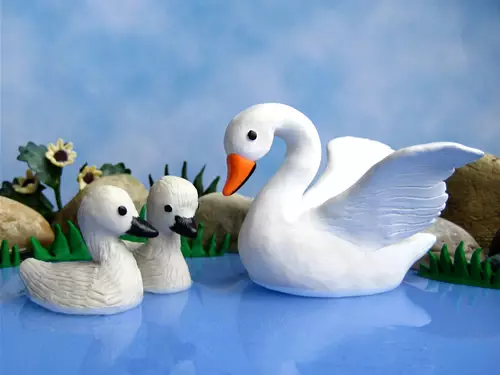 Swan din plasticină (19 fotografii): Cum să orbi cu un Shishk? Cum să faci o lebădă pe malul lacului cu mâna? Modelarea treptată a lebedei obișnuite pentru copii 27207_15