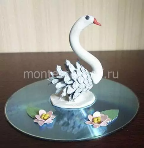 Swan nga plastike (19 foto): Si të verbër me një shishk? Si të bëni një mjellmë në liqen hap me dorë? Modelimi i fazës së mjellmës së zakonshme për fëmijët 27207_19