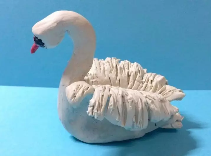 Лебед од Пластилин (19 фотографии): Како да слепи со shishk? Како да се направи лебед на езерото чекор со рака? Фазирано моделирање на вообичаениот лебед за деца 27207_2