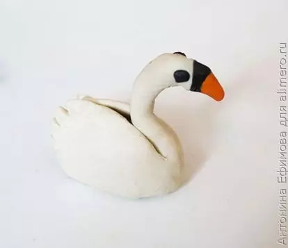 Swan da plastilina (19 foto): come per accecare con uno shishk? Come fare un cigno sul lago di passo a mano? modellazione Phased del solito cigno per i bambini 27207_3