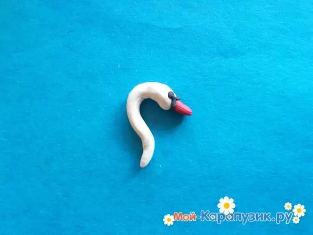 Лебед од Пластилин (19 фотографии): Како да слепи со shishk? Како да се направи лебед на езерото чекор со рака? Фазирано моделирање на вообичаениот лебед за деца 27207_8