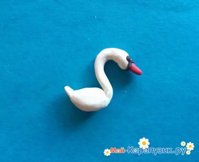 Swan din plasticină (19 fotografii): Cum să orbi cu un Shishk? Cum să faci o lebădă pe malul lacului cu mâna? Modelarea treptată a lebedei obișnuite pentru copii 27207_9