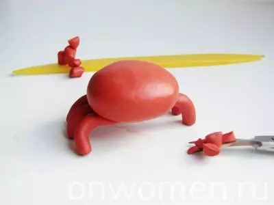 Crab of plasticine: how to make grinding to children in gradually do it yourself? How to make a sad crab step by step? 27208_15