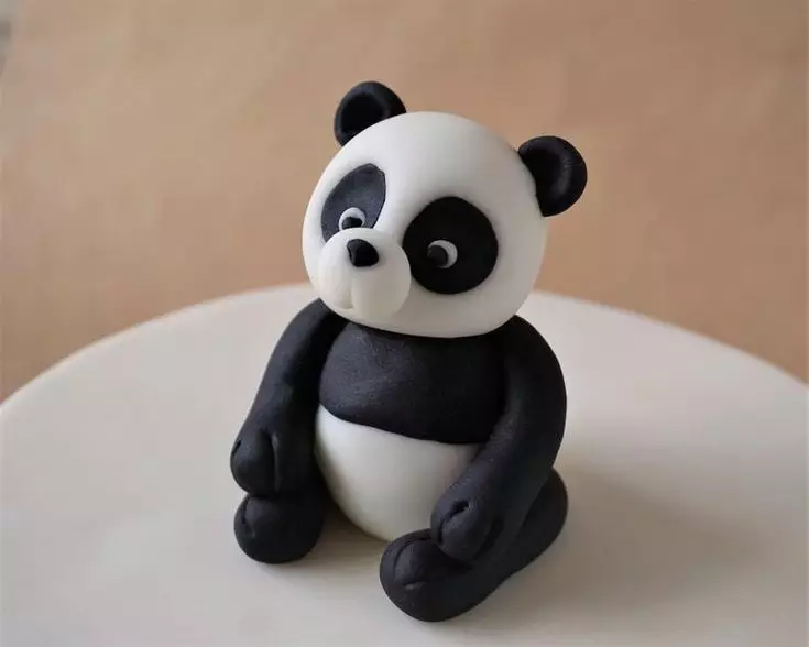 Panda Plasticine (33 Valokuvat): Kuinka tehdä se askel askeleelta nartulla? Kuinka tehdä yksinkertainen panda lapsille vähitellen? Muut luvut