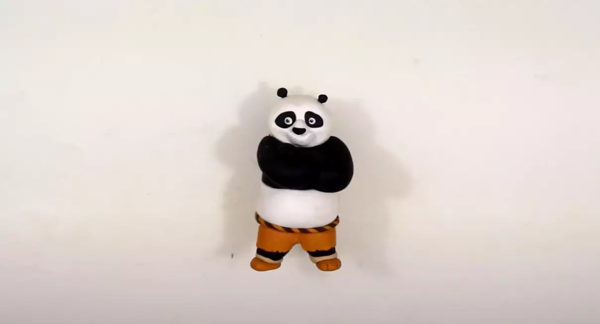 Panda saka plastik (33 foto): Cara nggawe langkah-langkah kanthi langkah karo sundel? Kepiye carane nggawe panda sing gampang kanggo bocah-bocah mboko sithik? Modeling tokoh liyane 27209_13