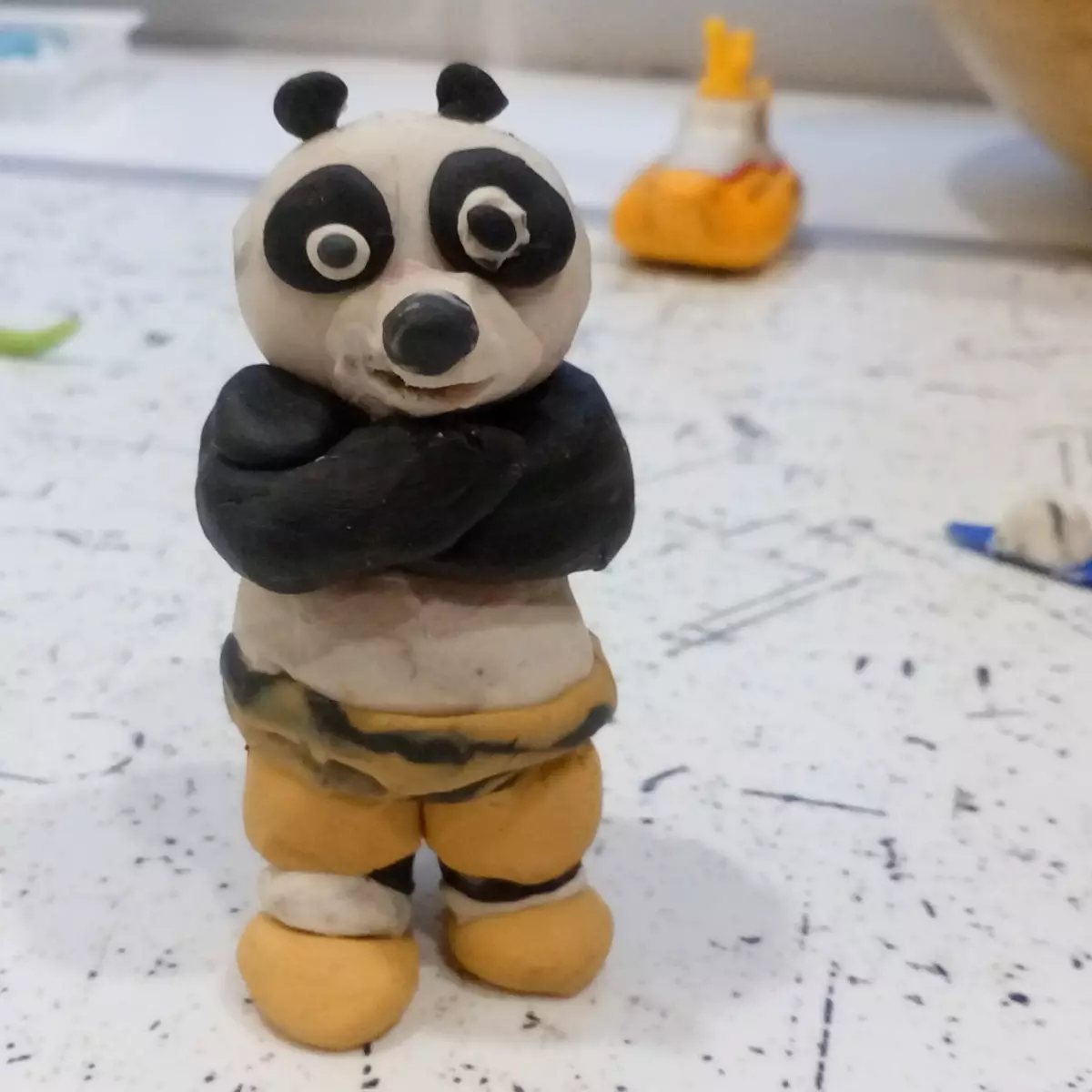 Panda da Plasticline (33 foto): Come farlo passo dopo passo con una cagna? Come rendere gradualmente un panda semplice ai bambini? Modellazione di altre figure 27209_15