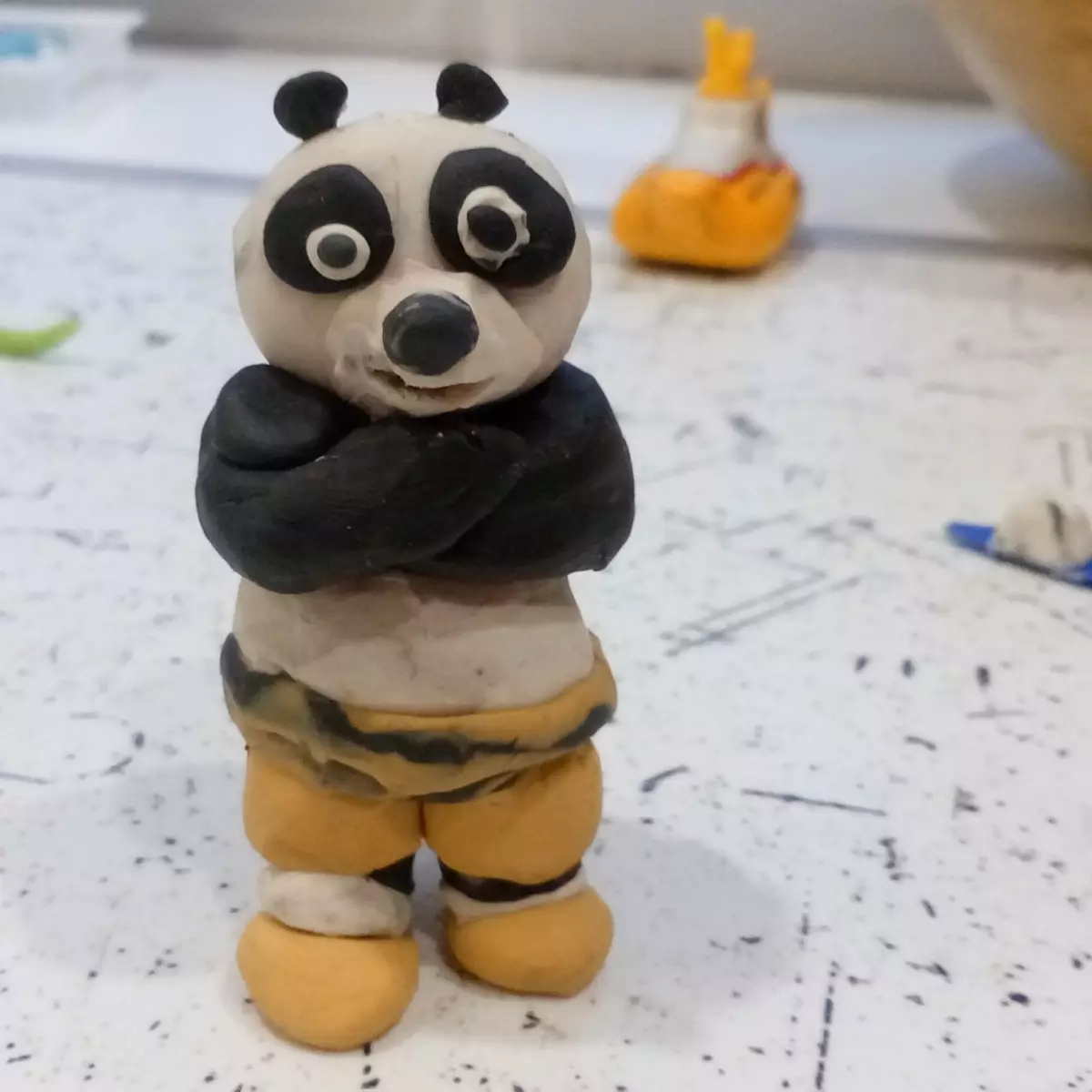 Panda soti nan Plasticine (33 foto): Ki jan yo fè li etap pa etap ak yon bitch? Ki jan yo fè yon panda senp bay timoun piti piti? Modeling figi lòt 27209_15