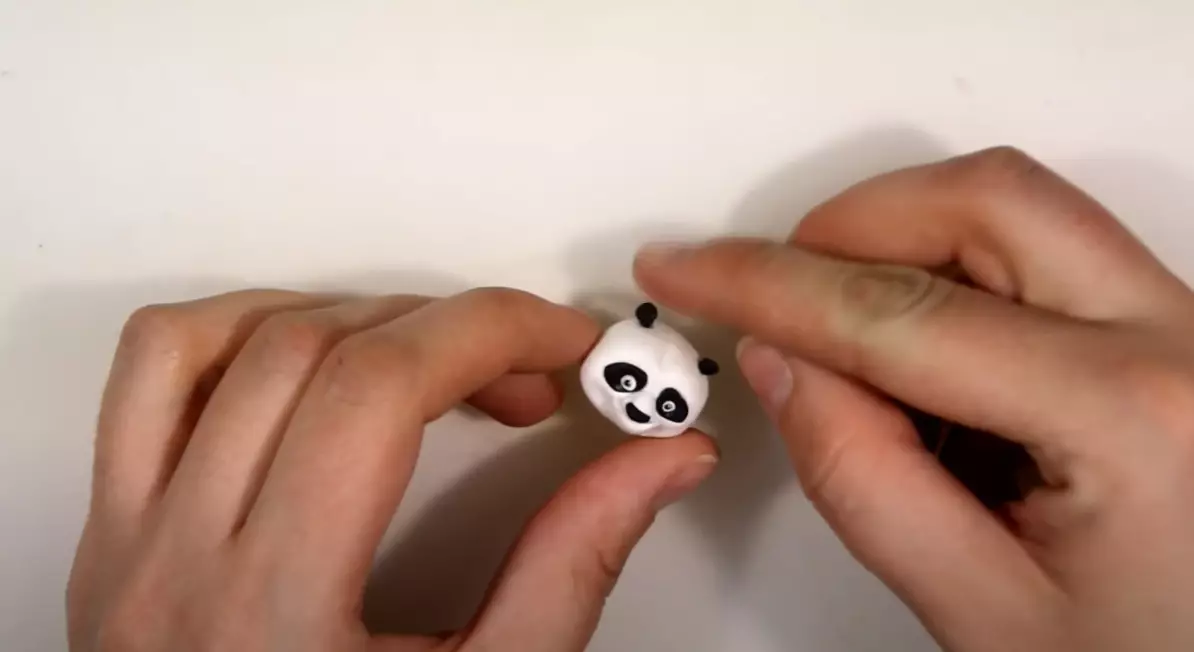 Panda da Plasticline (33 foto): Come farlo passo dopo passo con una cagna? Come rendere gradualmente un panda semplice ai bambini? Modellazione di altre figure 27209_19